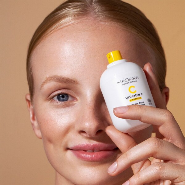 VITAMIN-C-Ser-Intense-Glow-Concentrate-5