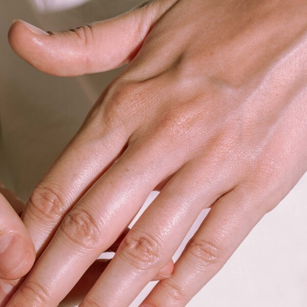 Madara-Deep_Comfort-crema-de-maini-3